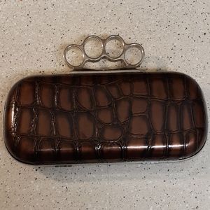 Knuckle handle Clutch